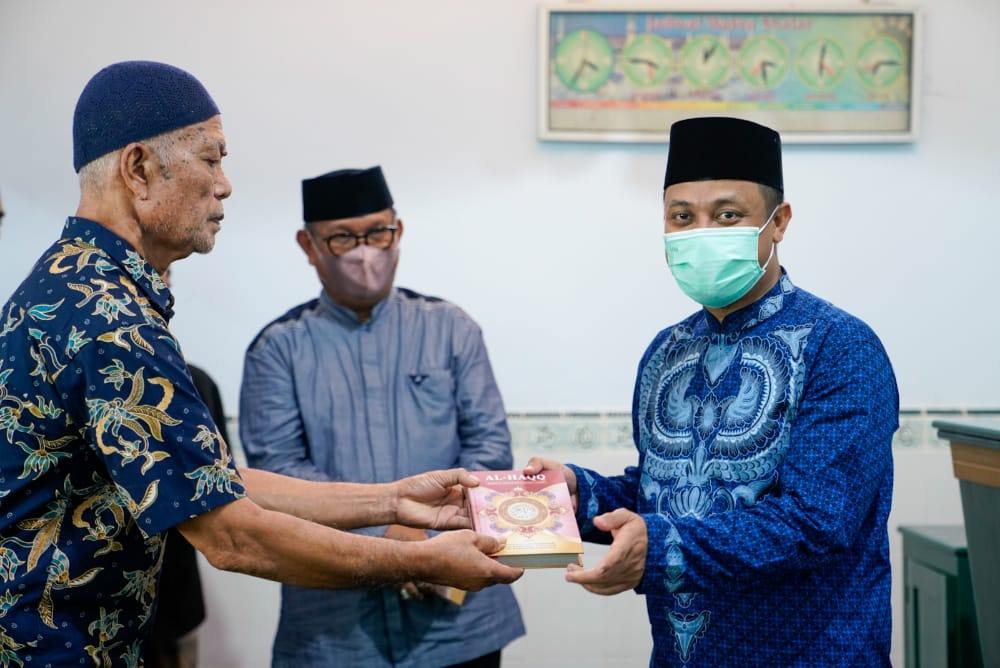 Dukung Pembinaan Keagamaan, Gubernur Sulsel Serahkan Bantuan Al-Quran di Soppeng