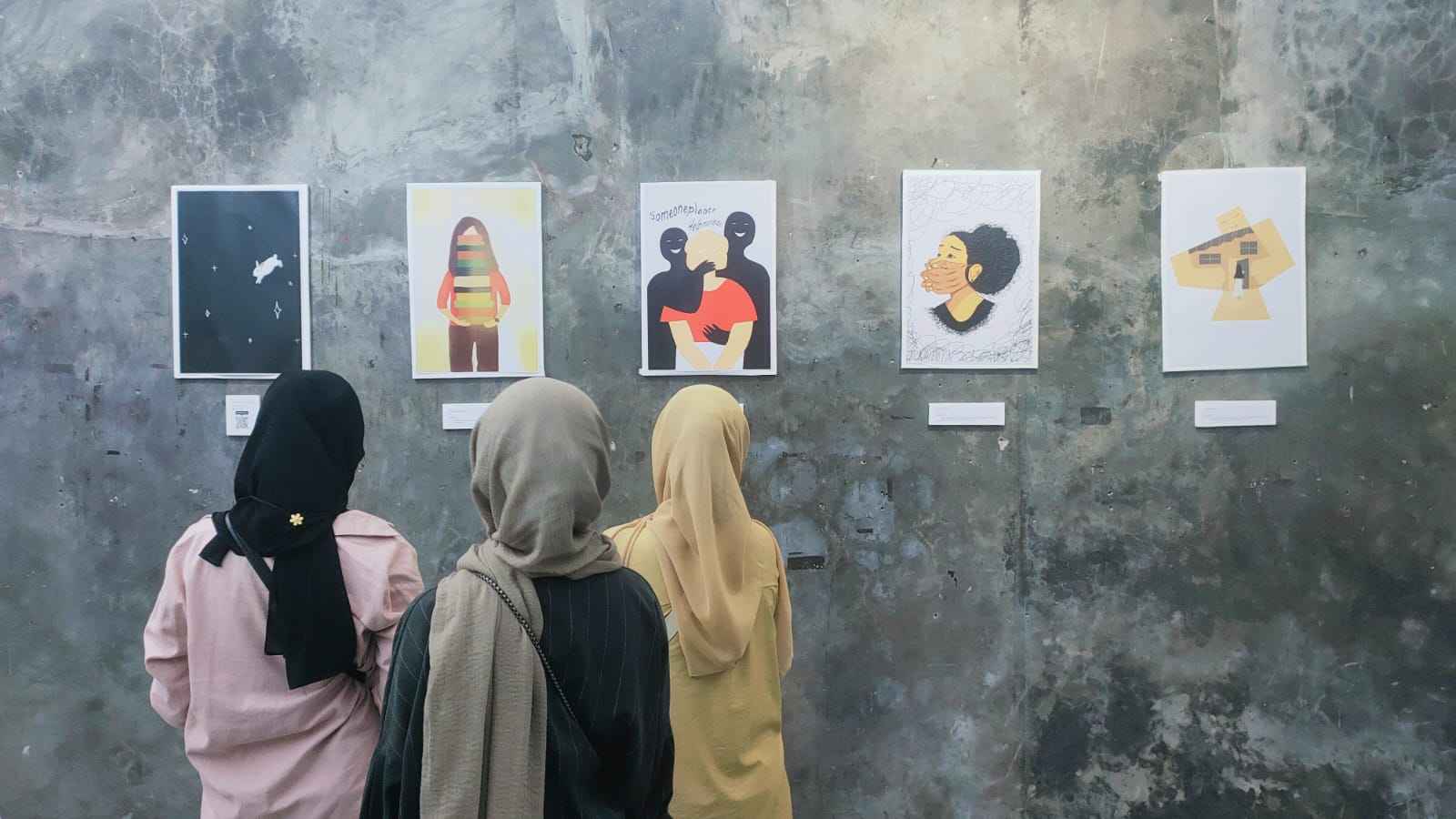 Mahasiwa menyimak seni dalam pameran seni yang digelar Creative Art Makassar di Rumata' Artspace. (Foto: Rakyat.News/Thania Novita)