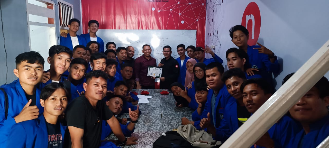 Mahasiswa semester 6 Prodi Pendidikan Jasmani FKIP Universitas Megarezky kembali menggelar kunjungan di Kantor media Rakyat News. (Dok.Ist)