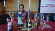 Rektor Unhas, Prof Jeje bersama dengan sejumlah piala Unhas, antara lain Terbaik 2 Indonesia SDG's action awards 2023 kategori PTN, SNI Awards 2023, Penghargaan dari Komisi Informasi Pusat RI dan 2 Penghargaan Silver Winner Anugrah Ditristek 2023 (Ist)