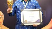 Kepala Dinas Kesehatan dr Amrullah Wakili Bulukumba Menerima Penghargaan UHC Awards