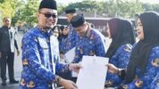 Sekda Maros Serahkan SK Pensiun dan SK PPPK di Hari Kesadaran Nasional