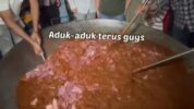 Potret Willie Salim Masak Besar Ratusan Kilogram Rendang