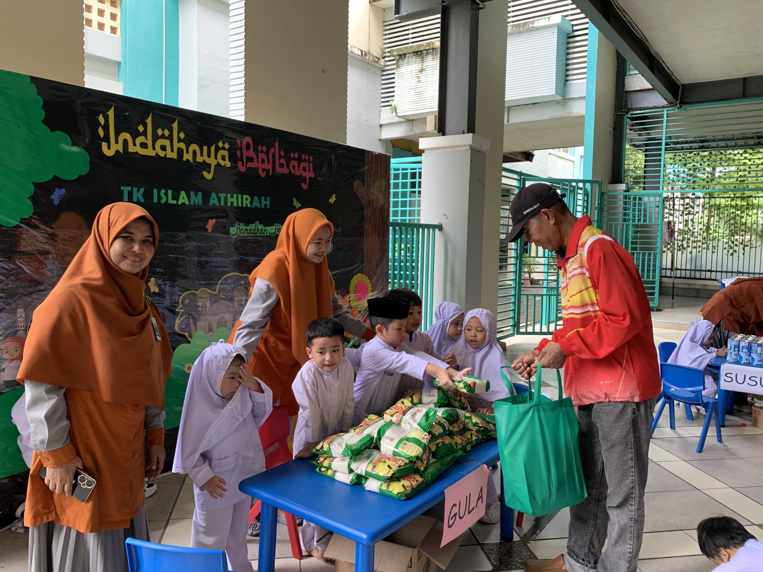 Murid TK Islam Athirah Bagikan 225 Paket Sembako di Makassar