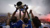 Persib Bandung Saat Mengangkat Trofi Gelar Juara Liga 1 2024/2025 Setelah Mengalahkan Persis Solo 3-2