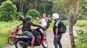 Potret Turis Polandia Mengancam Lempar Batu ke Warga Maros