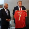 Presiden AS Donald Trump Saat Memegang Hadiah Jersey Pemberian Dari Cristiano Ronaldo
