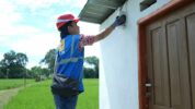 Petugas PLN Sedang Melakukan Pemasangan kWh Meter di Kabupaten Sidrap Sulawesi Selatan