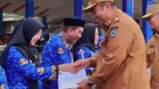 Bupati Maros Chaidir Syam Saat Menyerahkan SK Pengangkatan Kepada 170 Pegawai Pemerintah dengan Perjanjian Kerja (PPPK)