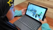 Ilustrasi Anak Bermain Roblox