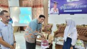 Momen Bupati Maros Chaidir Syam Bagikan Seragam Sekolah Gratis