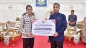Gubernur Sulsel Serahkan Bantuan Mandiri Benih Padi ke Sidrap dan Soppeng