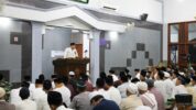 Wali Kota Bekasi, Tri Adhianto, Menghadiri Salat Tarawih Berjamaah di Masjid Al Muhajirin, Kota Baru, Bekasi Barat.